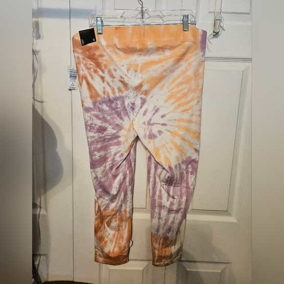 #013 TORRID- SPIRAL TYE DYE LEGGINGS- SIZE: 3 (22W-24W ) - Picture 2 of 4